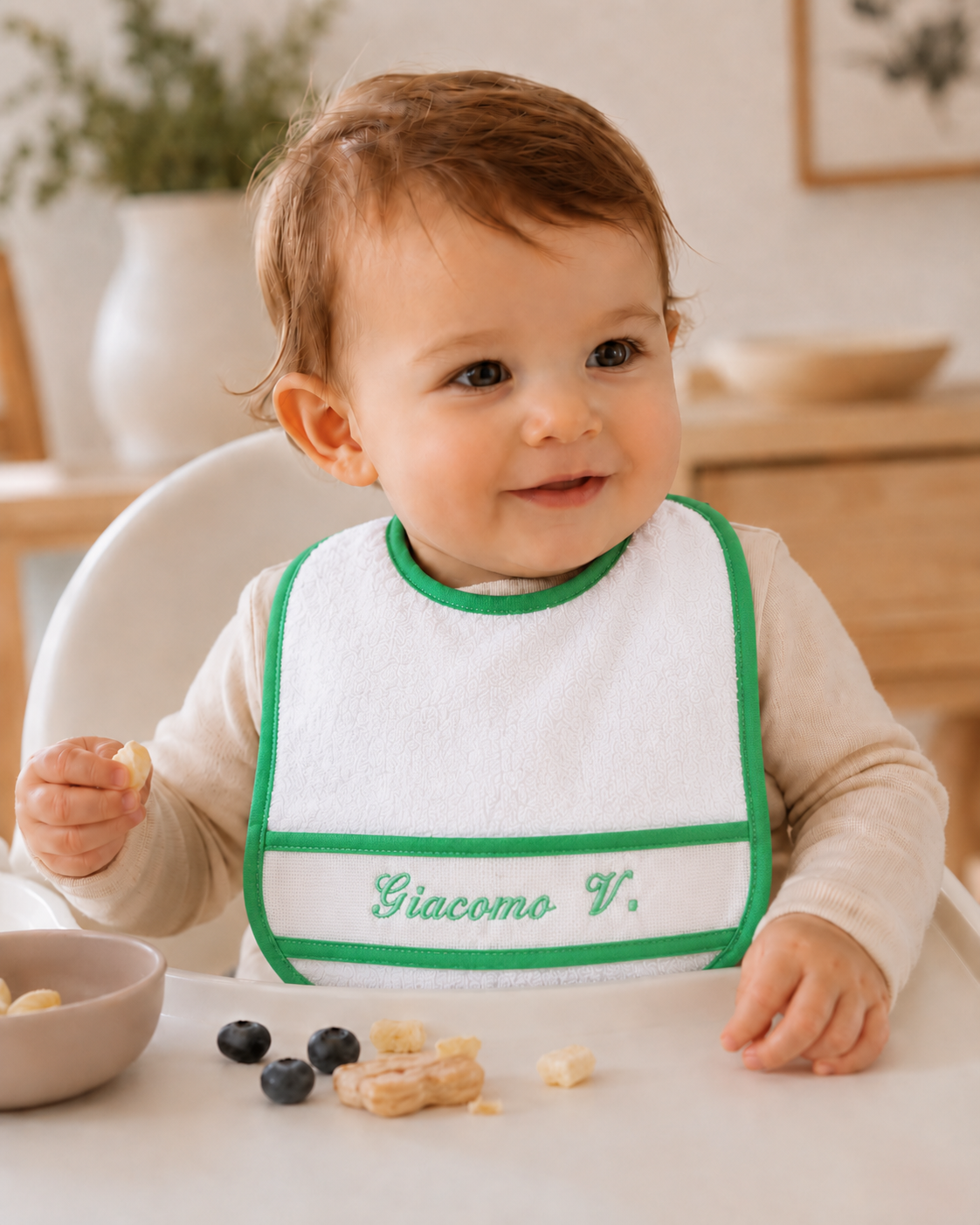 Bavaglino verde ricamato con nome